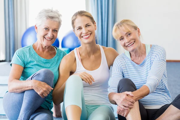 Instructor y mujeres mayores sentadas — Foto de Stock