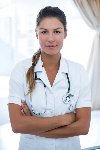 Retrato de una doctora de pie con los brazos cruzados —  Fotos de Stock