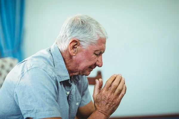 Oroliga äldre man sitter i vardagsrummet — Stockfoto