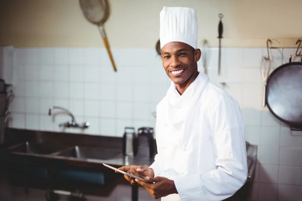 Usměvavý kuchař pomocí tabletu — Stock fotografie