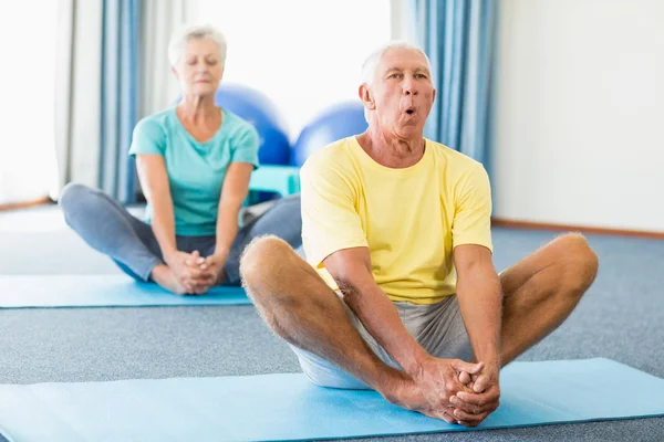 Anziani che eseguono yoga — Foto Stock