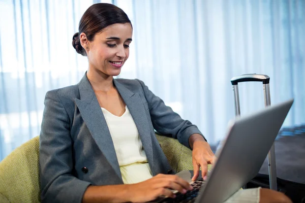 Empresaria usando una computadora — Foto de Stock