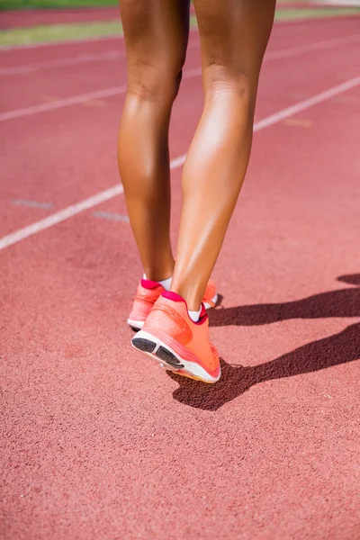 Atleta donna che corre sulla pista da corsa — Foto Stock