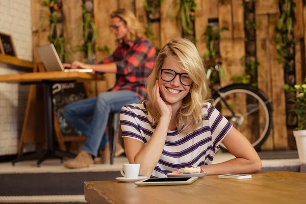 Gente sentada en una mesa — Foto de Stock