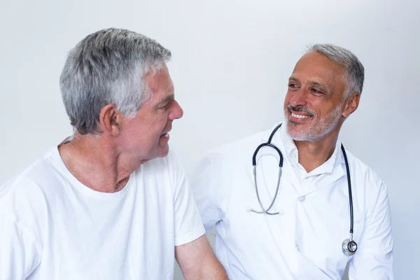 Lekarz i człowiek starszy interakcji z innymi — Zdjęcie stockowe