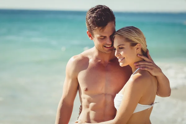 Couple romancing on beach — Stock Photo, Image