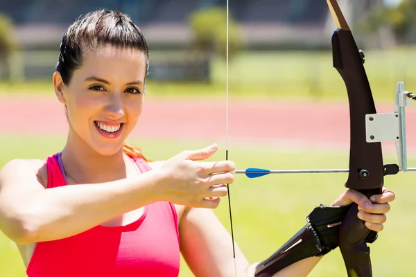 女运动员练习射箭 — 图库照片
