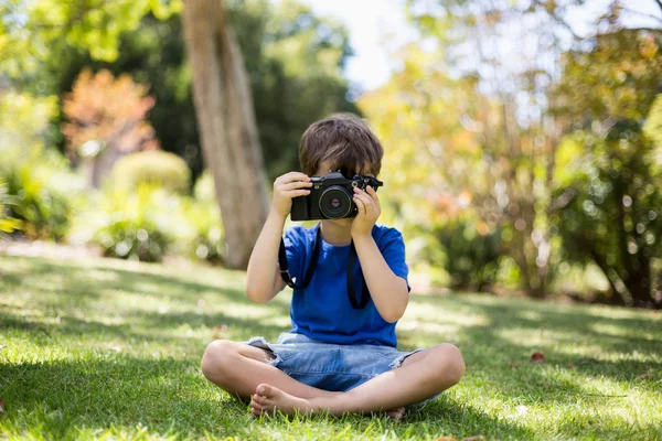 Pojken att klicka på en bild från kameran — Stockfoto