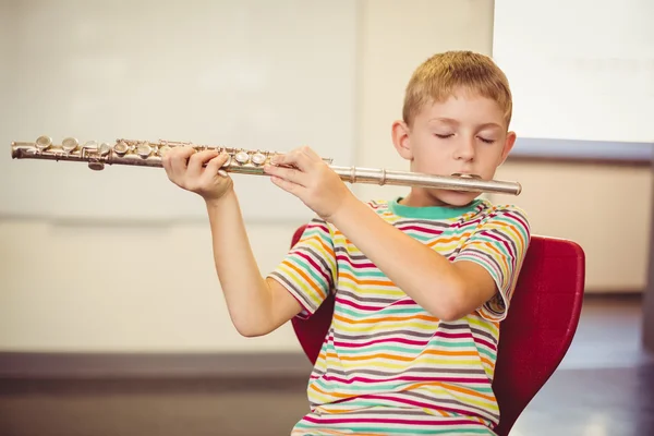 Schüler spielt Flöte im Klassenzimmer — Stockfoto