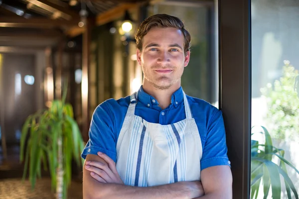 Chef-kok permanent met gekruiste armen — Stockfoto