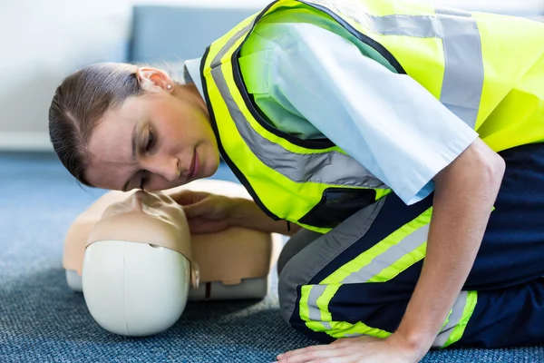 Female paramedic during cardiopulmonary resuscitation training — Stock Photo, Image