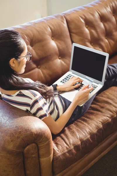 Donna d'affari davanti al computer con carta — Foto Stock