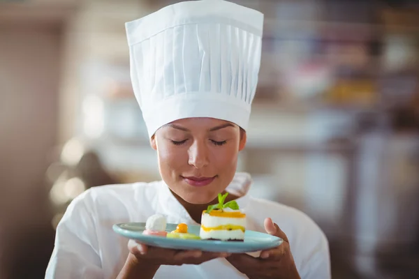 Chef hembra oliendo comida —  Fotos de Stock