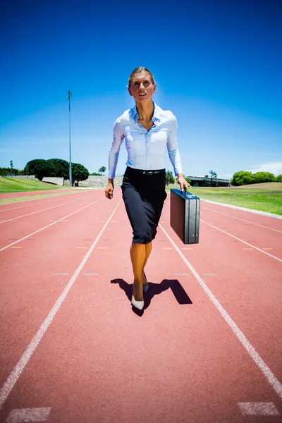 Empresária correndo em uma pista de corrida — Fotografia de Stock