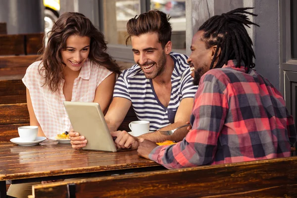 Amigos usando um tablet — Fotografia de Stock