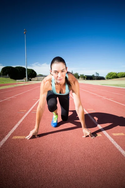 Kadın atlet hazır pozisyonu çalıştırmak için portresi — Stok fotoğraf