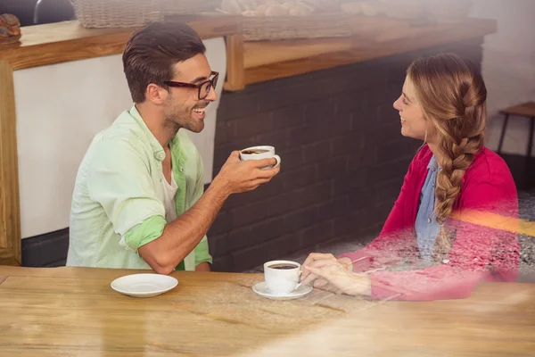 Casal interagindo enquanto bebe café — Fotografia de Stock