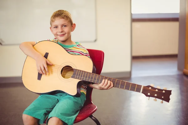 Schüler spielt Gitarre im Klassenzimmer — Stockfoto