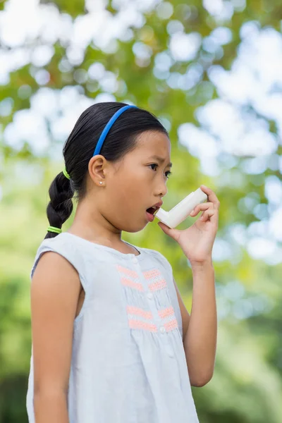 Dziewczyna za pomocą inhalatora astmy — Zdjęcie stockowe