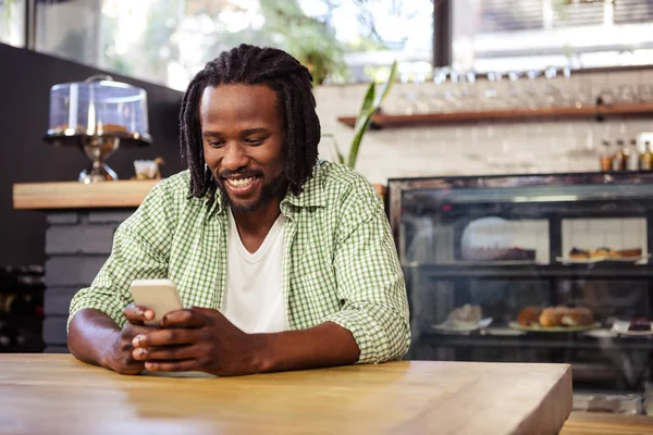 Man använder telefonen i cafeterian — Stockfoto