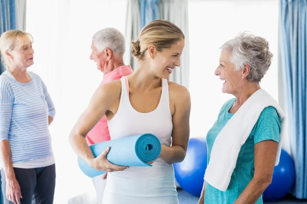 Instructeur permanent samen met senioren — Stockfoto