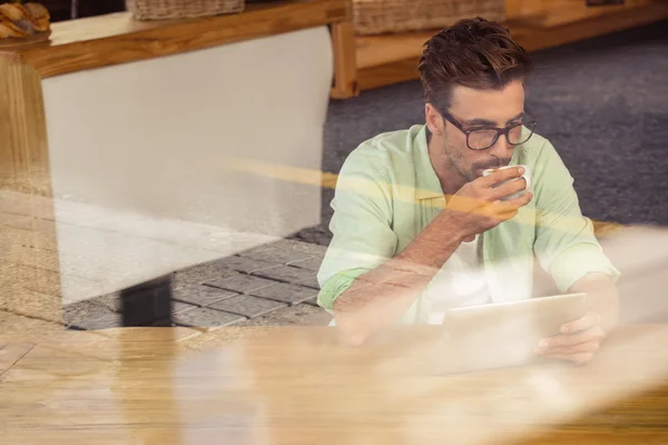 Hipster using a tablet computer — Stock Photo, Image
