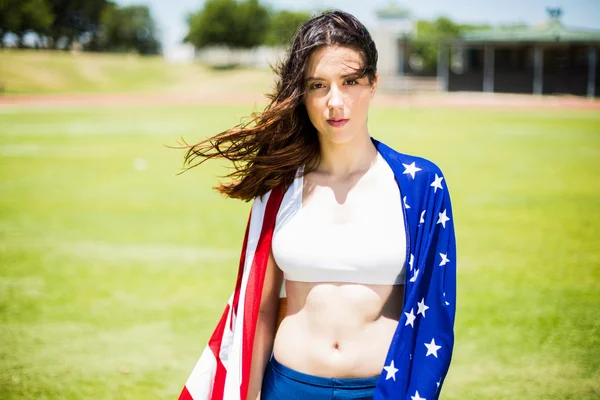 アメリカの国旗に包まれた女性アスリート — ストック写真
