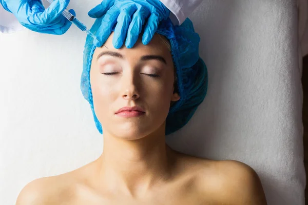 Woman receiving botox injection on forehead — Stock Photo, Image