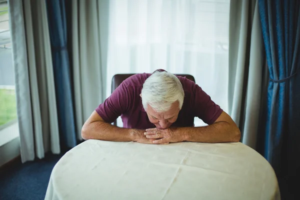 Oroliga äldre man sitter i vardagsrummet — Stockfoto