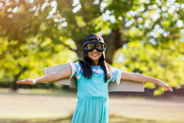 Girl standing with arms outstretched — Stock Photo, Image