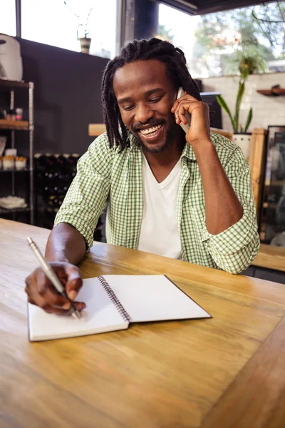 Hombre haciendo una llamada telefónica — Foto de Stock