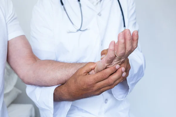 Médico que administra tratamiento de acupresión de palma al paciente — Foto de Stock