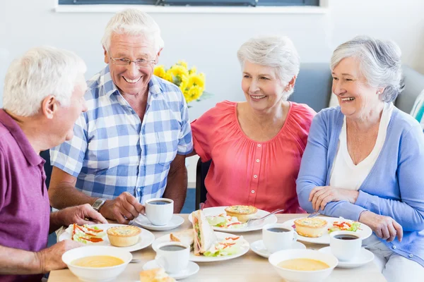 Seniorer har lunch tillsammans — Stockfoto