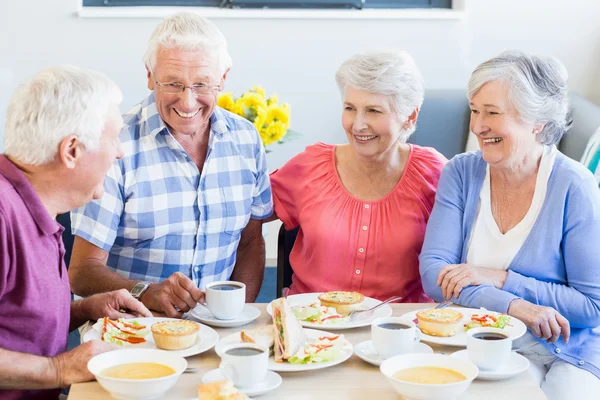 Senioren samen na de lunch — Stockfoto