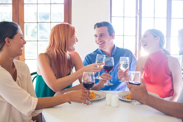 Amigos segurando copos de vinho — Fotografia de Stock