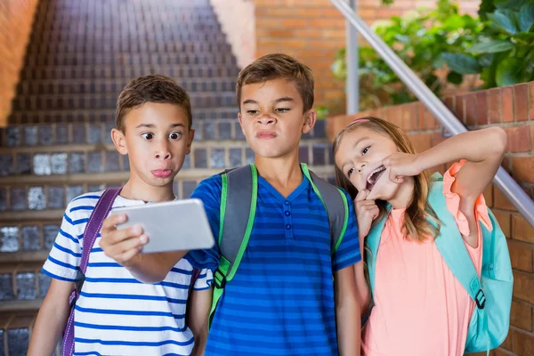 Skolbarnen tar selfie — Stockfoto