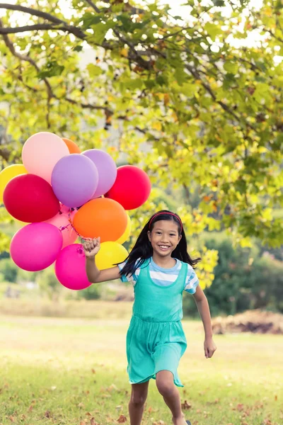 Lächelndes Mädchen beim Spielen mit Luftballons — Stockfoto