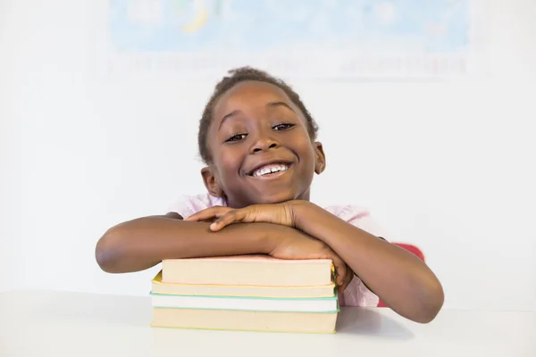 微笑与书在教室里的女孩 — 图库照片
