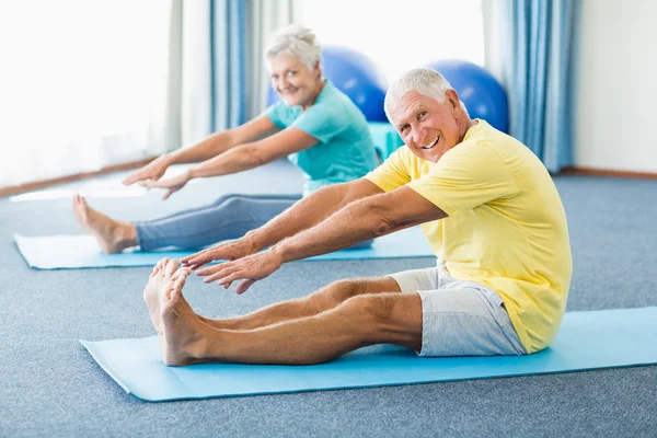 Seniorer stretching benen — Stockfoto