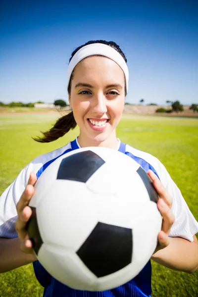 Gelukkig voetballer permanent met een bal — Stockfoto