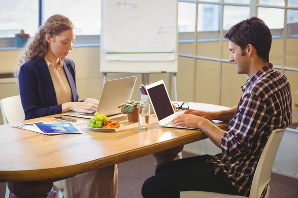 Affärsmän som använder bärbar dator — Stockfoto