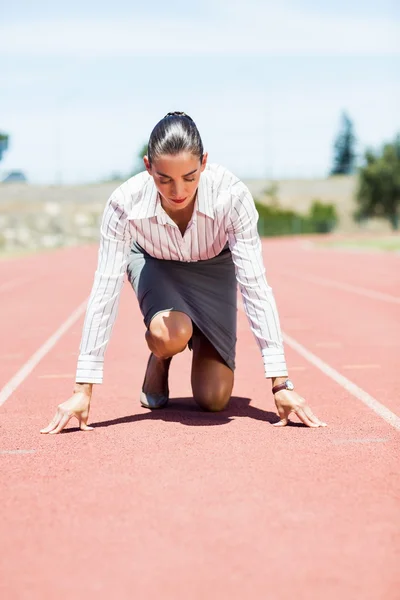 Business woman in ready to run position — стоковое фото