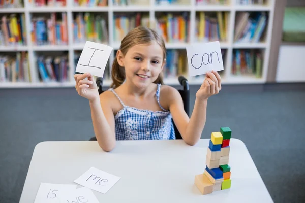 Chica sosteniendo pancarta que dice que puedo — Foto de Stock