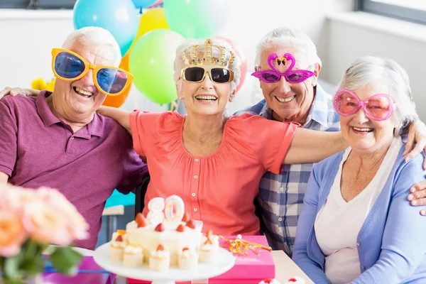 Senioren mit lustiger Brille — Stockfoto