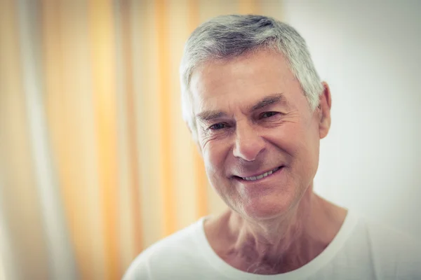 Portret van gelukkig senior man — Stockfoto