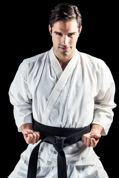 Portret van fighter uitvoeren van karate houding — Stockfoto