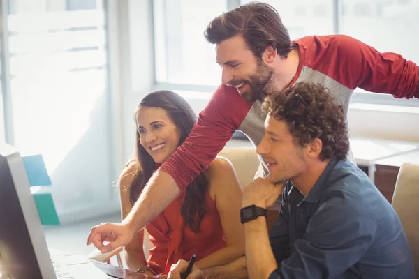 Geschäftsleute arbeiten zusammen — Stockfoto