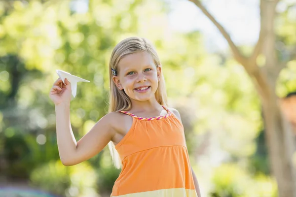 Junges Mädchen mit Papierflieger im Park — Stockfoto