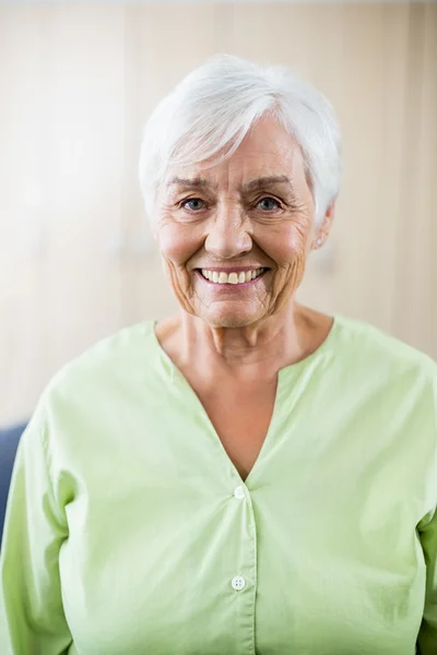 Donna anziana sorridente alla macchina fotografica — Foto Stock