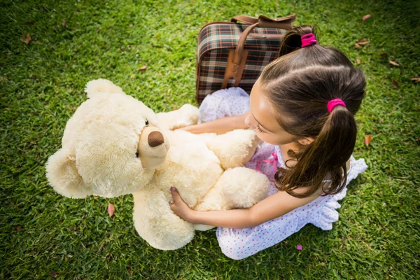 Jeune fille avec un ours en peluche — Photo